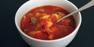 Fyldig ungarsk gullaschsuppe