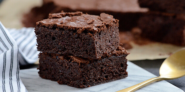 Svampet brownie kage med både mørk chokolade og kakao.