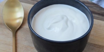 Hjemmelavet mormordressing med creme fraiche.