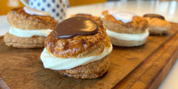 Fastelavnsboller af butterdej fyldt med creme og pyntet med glasur.