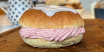 Brioche fastelavnsboller med jordbærskum og hvid glasur.