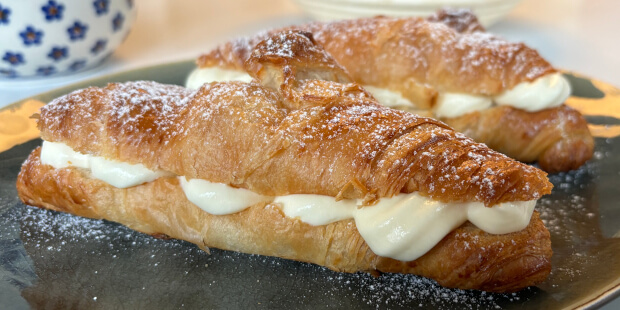 Fastelavnsboller croissant med creme som fyld og flormelis på toppen.